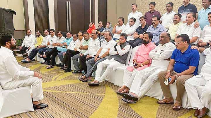 ShivSena 16 MLA Disqualification प्रकरणासंदर्भात मोठी अपडेट, प्रत्यक्ष सुनावणीची तारीख अन् वेळ ठरली ShivSena 16 MLA Disqualification प्रकरणासंदर्भात मोठी अपडेट, प्रत्यक्ष सुनावणीची तारीख अन् वेळ ठरली