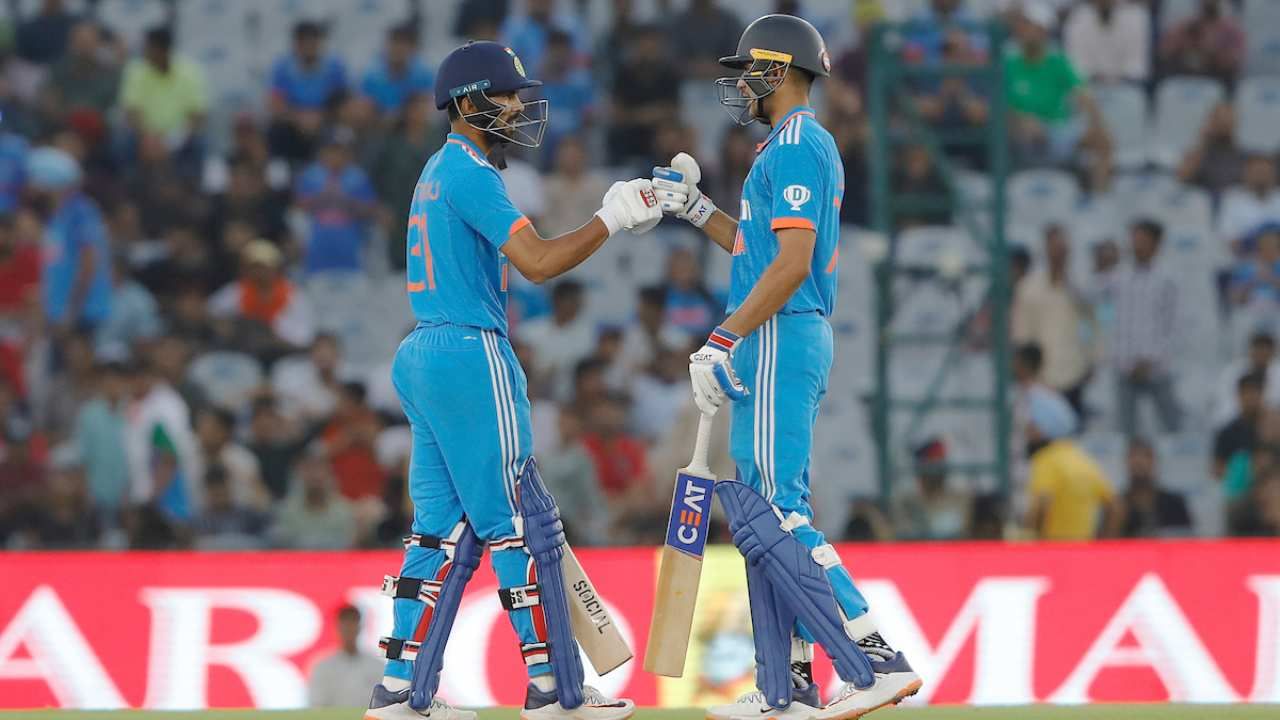 IND vs AUS : वनडे वर्ल्डकपपूर्वी शुबमन गिल फॉर्मात, ऑस्ट्रेलिया विरुद्धच्या पहिल्या सामन्यात ठोकलं अर्धशतक