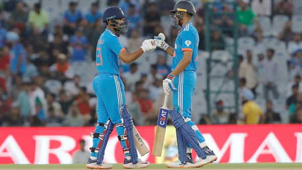 ऑस्ट्रेलियाने विजयासाठी दिलेल्या 277 धावांचं आव्हान गाठण्यासाठी शुबमन गिल आणि ऋतुराज गायकवाड ही जोडी मैदानात उतरली. पहिल्या गड्यासाठी या दोघांनी शतकी भागीदारी केली.