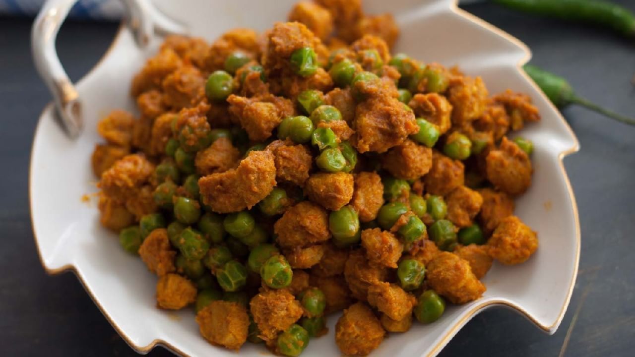 अंड्यासह सोया खाऊ नये. आपल्या शरीराला प्रथिनांची गरज प्रमाणात असते. मर्यादेपेक्षा जर प्रथिनांचं सेवन केलं तर त्याचा आरोग्यावर वाईट परिणाम होतो. या कारणामुळेच अंड्यासह सोयाबिनचे सेवन करू नये. दोन्हीमध्ये प्रथिने भरपूर प्रमाणात असतात. एकतर अंडं खावं नाहीतर सोयाबीन.  