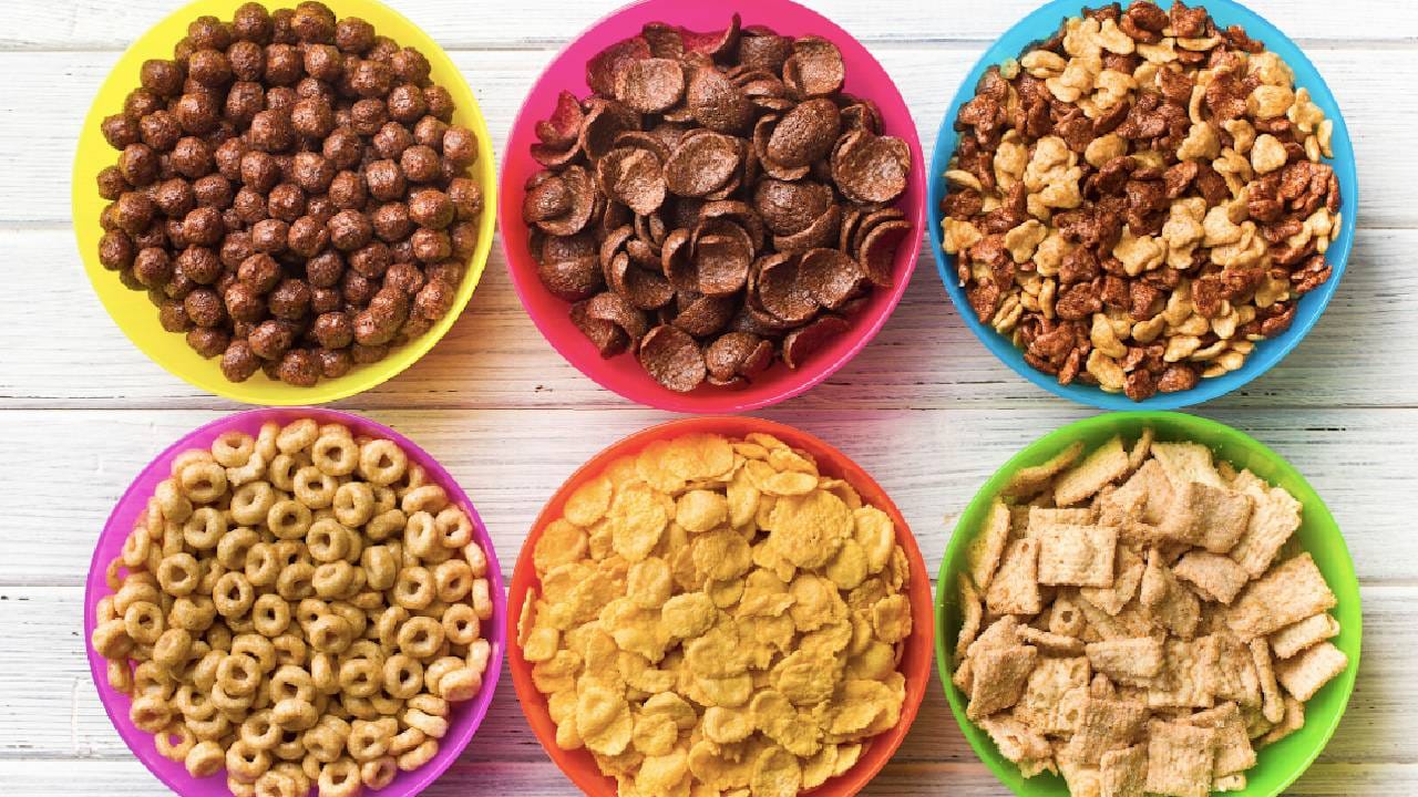 साखरयुक्त पॅकेज्ड फूड: तुम्हाला ते पदार्थ माहित आहेत का जे वेगवेगळ्या फ्लेवर्समध्ये उपलब्ध असतात. ते रंगीबेरंगी टॉफी सारखे दिसणारे? ओट्स म्हणा किंवा ते चोकोज, लहान मुलांसाठी खास बनवले जाणारे असे पदार्थ आता मोठ्यांसाठी पण उपलब्ध आहेत. यात अनेक फ्लेवर्स असतात. या फ्लेवर्समुळेच या पदार्थांमध्ये साखर असते. तुमच्या माहितीसाठी, दिवसाची सुरुवात कधीही साखर असलेल्या पदार्थांनी करू नये. 