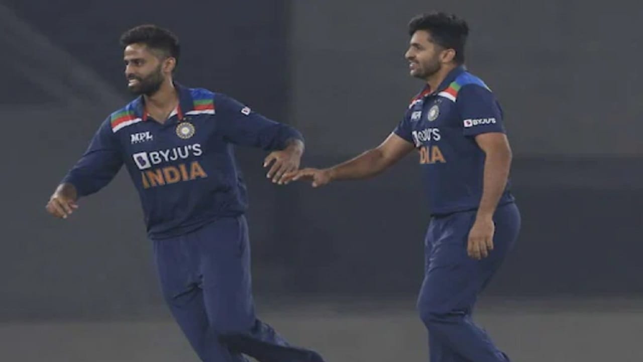 IND vs AUS 2nd Odi | दुसऱ्या वनडेतून 2 मुंबईकरांचा पत्ता कट! कशी असेल Playing 11? IND vs AUS 2nd Odi | दुसऱ्या वनडेतून 2 मुंबईकरांचा पत्ता कट! कशी असेल Playing 11?