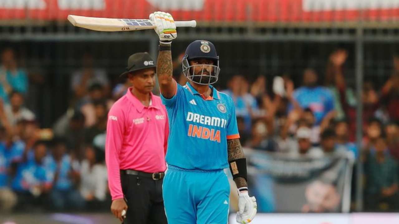 IND vs AUS : ऑस्ट्रेलिया विरुद्ध ‘सूर्य’कुमार तळपला, षटकार आणि चौकारांच्या आतषबाजीसह अर्धशतक