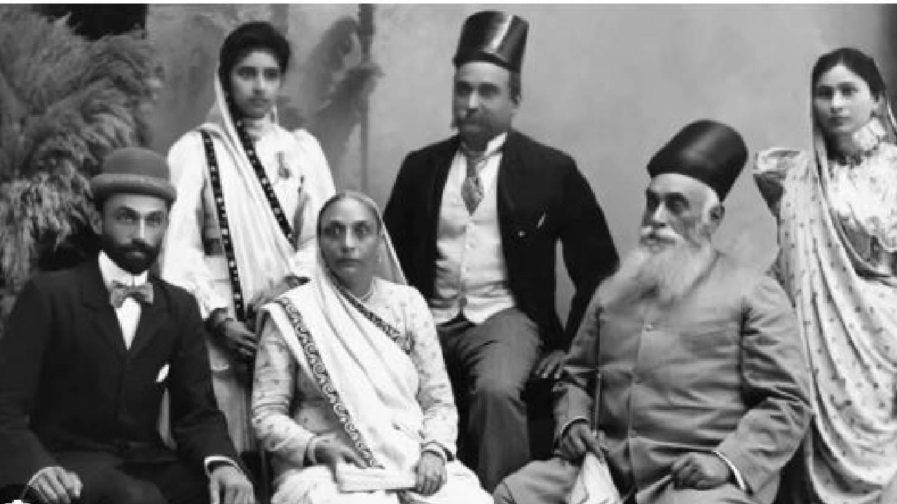 जमशेदजी टाटा यांचे वडील नुसेरवानजी टाटा यांनी व्यवसायात उतरण्याचा निर्णय घेतला. जमशेदजी केवळ 14 वर्षांचे असताना वडिलांसोबत मुंबईला आले. त्यांनी शिक्षण घेण्यासाठी मुंबईतील एल्फिन्स्टन महाविद्यालयात प्रवेश घेतला.