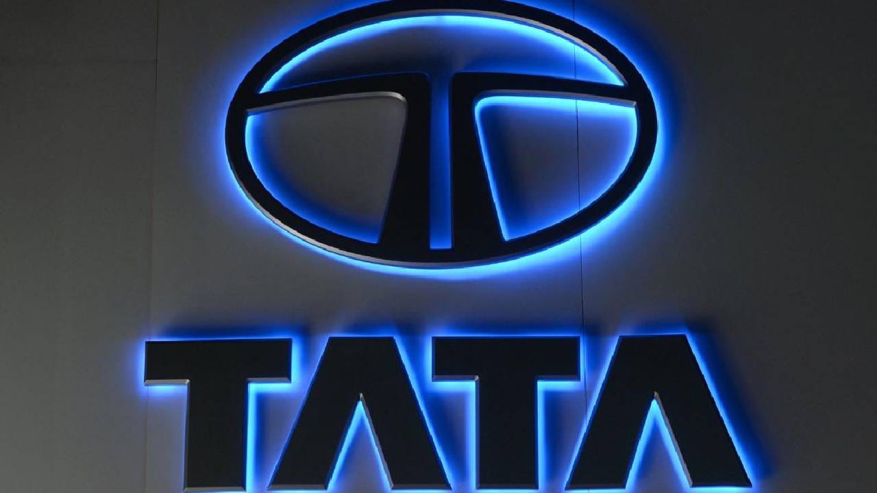 जमशेदजी यांनी वयाच्या 29 व्या वर्षी व्यवसायाला सुरुवात केली. त्यांनी 21,000 रुपयांच्या भांडवलाने व्यावसायात पदार्पण केले. कापड उद्योगाचा अभ्यास करण्यासाठी त्यांनी इंग्लंड गाठले. त्याठिकाणी कापड उद्योगाचा अभ्यास त्यांनी केला. 