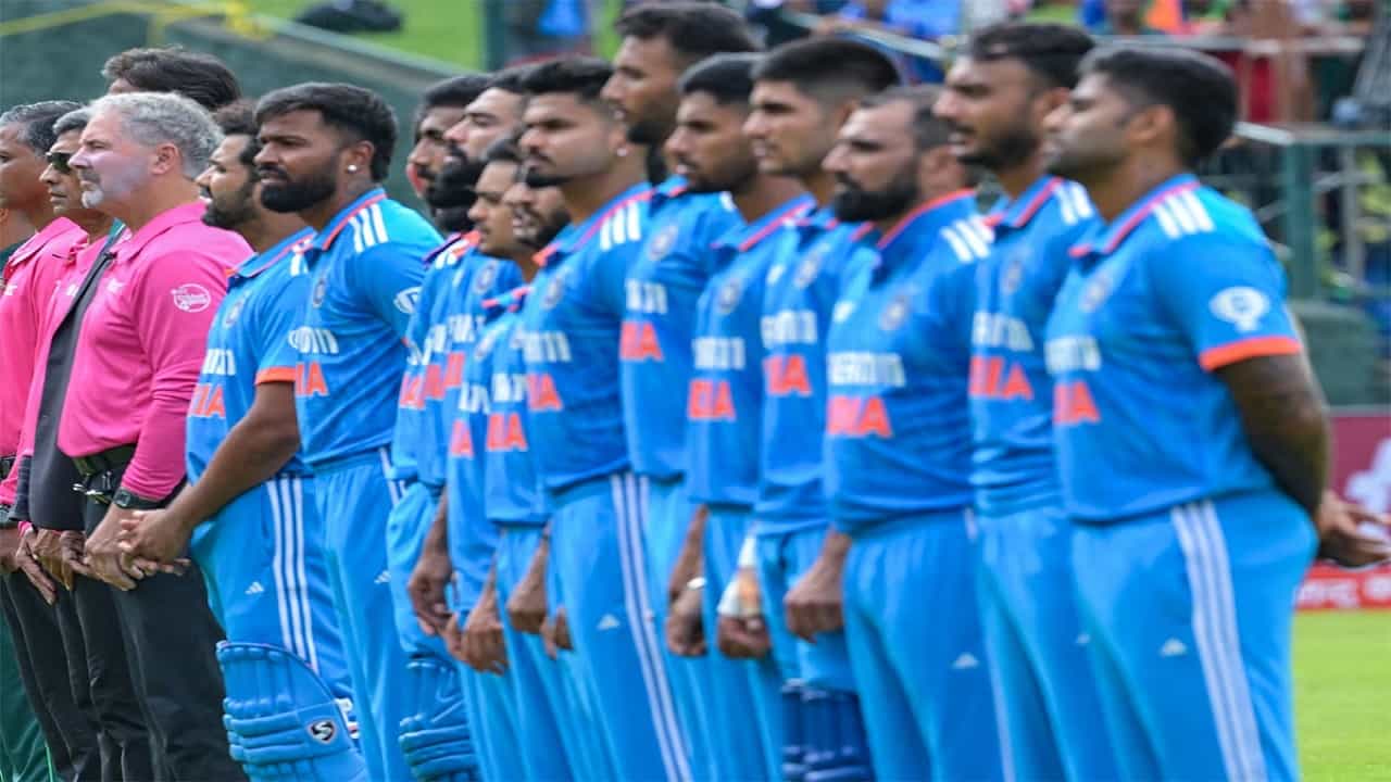 वर्ल्ड कप स्पर्धा ऑक्टोबर-नोव्हेंबर 2023 दरम्यान पार पडणार आहे. भारतीय संघाची घोषणा करण्यात आली आहे. रोहित शर्मा भारतीय संघाचं कर्णधारपद सांभाळणार आहे. टीम इंडियात असा एक खेळाडू आहे, जो नंबर 1 ते 11 पर्यंत कुठेही खेळण्यास समर्थ आहे.