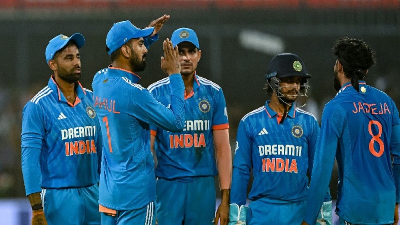 IND vs AUS | टीम इंडियाचा इंदूरमध्ये वर्ल्ड रेकॉर्ड, वनडे क्रिकेटमध्ये 3 हजार सिक्स ठोकण्याचा कीर्तीमान IND vs AUS | टीम इंडियाचा इंदूरमध्ये वर्ल्ड रेकॉर्ड, वनडे क्रिकेटमध्ये 3 हजार सिक्स ठोकण्याचा कीर्तीमान