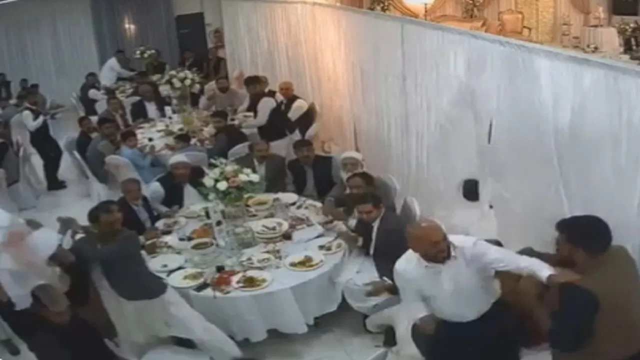VIDEO | मटण बिर्याणीच्या तुकड्यांवरून लोकांच्यात तुंबळ हाणामारी, काठीने मारहाण झाल्याचा व्हिडीओ व्हायरल VIDEO | मटण बिर्याणीच्या तुकड्यांवरून लोकांच्यात तुंबळ हाणामारी, काठीने मारहाण झाल्याचा व्हिडीओ व्हायरल