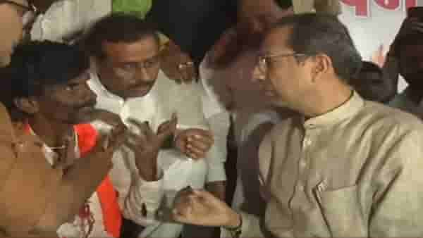 ‘एक फूल आणि दोन हाफ सरकारचं काम शून्य’, अंतरवाली सराटी गावातून उद्धव ठाकरे यांचा सरकारवर हल्लाबोल