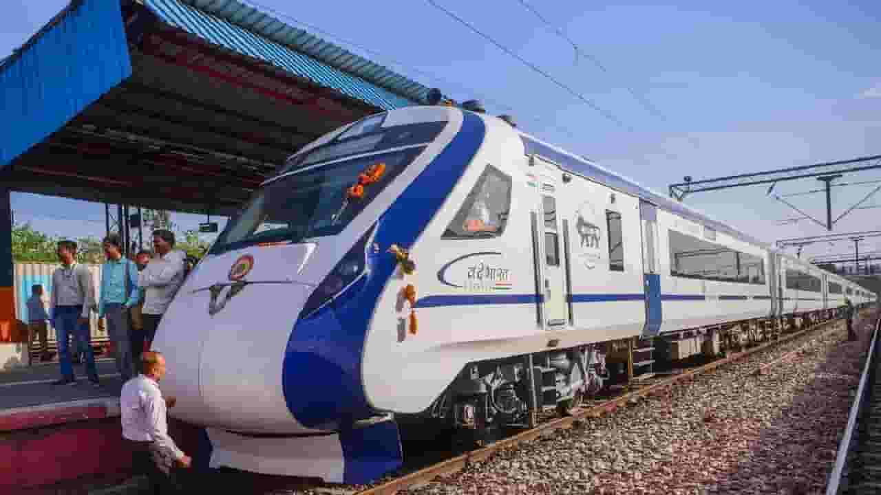 Vande Bharat Express : वंदेभारत एक्सप्रेसची सुसाट सफाई, अवघ्या १४ मिनिटांत पूर्ण ट्रेन होणार एकदम चकाचक