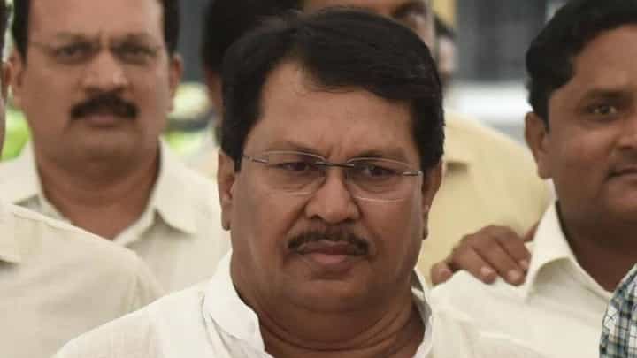 'विजय वडेट्टीवार आहे तरी कोण?', भाजपच्या बड्या नेत्याचा थेट सवाल 'विजय वडेट्टीवार आहे तरी कोण?', भाजपच्या बड्या नेत्याचा थेट सवाल