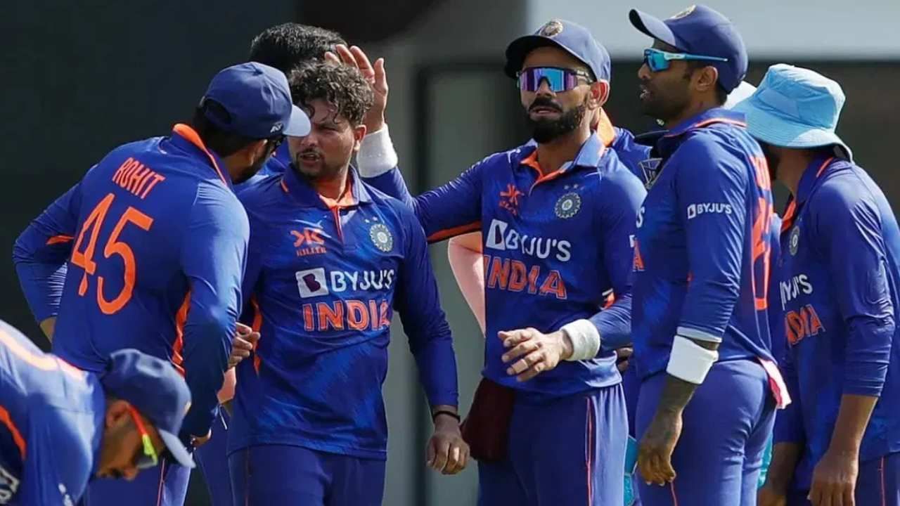 वनडे वर्ल्डकप स्पर्धेला 5 ऑक्टोबरपासून सुरुवात होणार आहे. भारताचा पहिला सामना 8 ऑक्टोबरला ऑस्ट्रेलिया विरुद्ध होणार आहे. या स्पर्धेत सर्वांचा नजरा विराट कोहली, रोहित शर्मा, शुबमन गिल, केएल राहुल, जसप्रीत बुमराह यांच्यावर असणार आहे. 