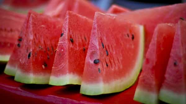 फळांनी जर दिवसाची सुरुवात केली तर शरीर हायड्रेटेड राहते. टरबूज आणि संत्रीमध्ये पाण्याचे प्रमाण जास्त असते. दिवसाची सुरुवात जर या फळांनी केली तर शरीर हायड्रेटेड राहतं.