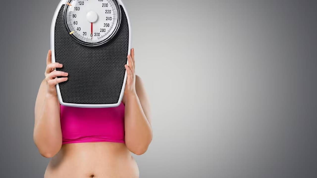 वजन वाढण्याचे तोटे : आपले वजन झपाट्याने वाढल्यास लठ्ठपणाचा धोका उद्भवतो. वाढलेल्या वजनामुळे शरीरात हाय बीपी, मधुमेह यांसारखे गंभीर आजार होऊ शकतात. अनेक लोकांना तरूण वयातच हा त्रास होतो. 