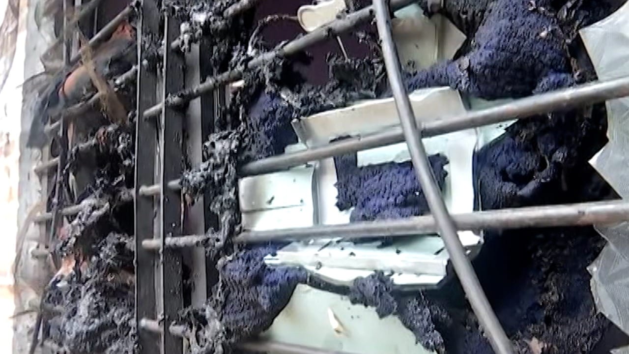 ज्या घरात मोबाईलचा स्फोट झाला तिथे नुकसान झालच. पण आजूबाजूच्या घरांच्या देखील काचा फुटल्या आहेत.  (चंदन पूजाधिकारी)