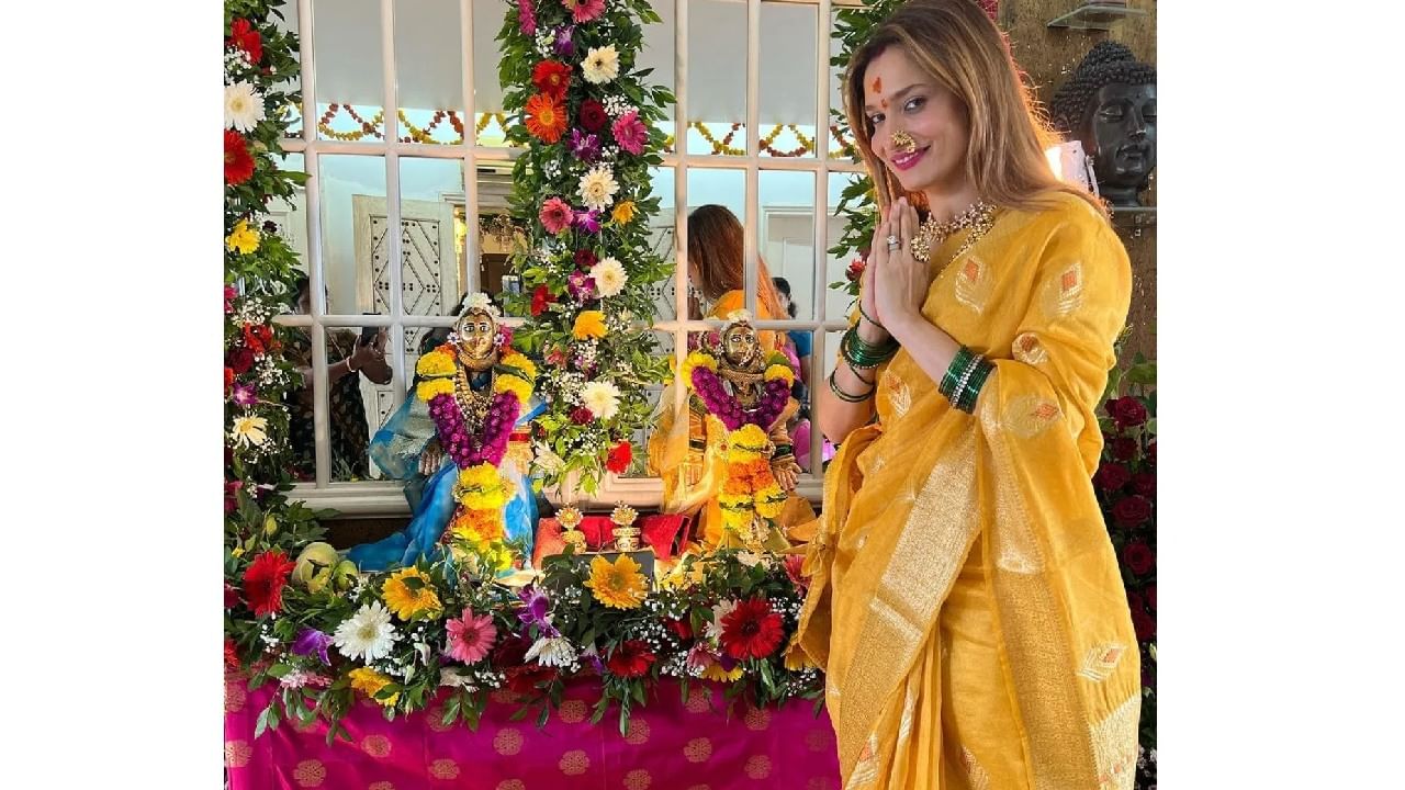 सणवार आला की आपल्याला आठवतो पिवळा रंग! तुमच्याकडे पिवळा रंग नसेल तर तुम्ही मोठी चूक करताय. पिवळा रंग सणासुदीला उत्तम चॉईस आहे. हा रंग कधीच ट्रेंड बाहेर नसतो. या रंगाची साडी, ड्रेस घालून बघा तुम्हाला नक्की आवडेल.