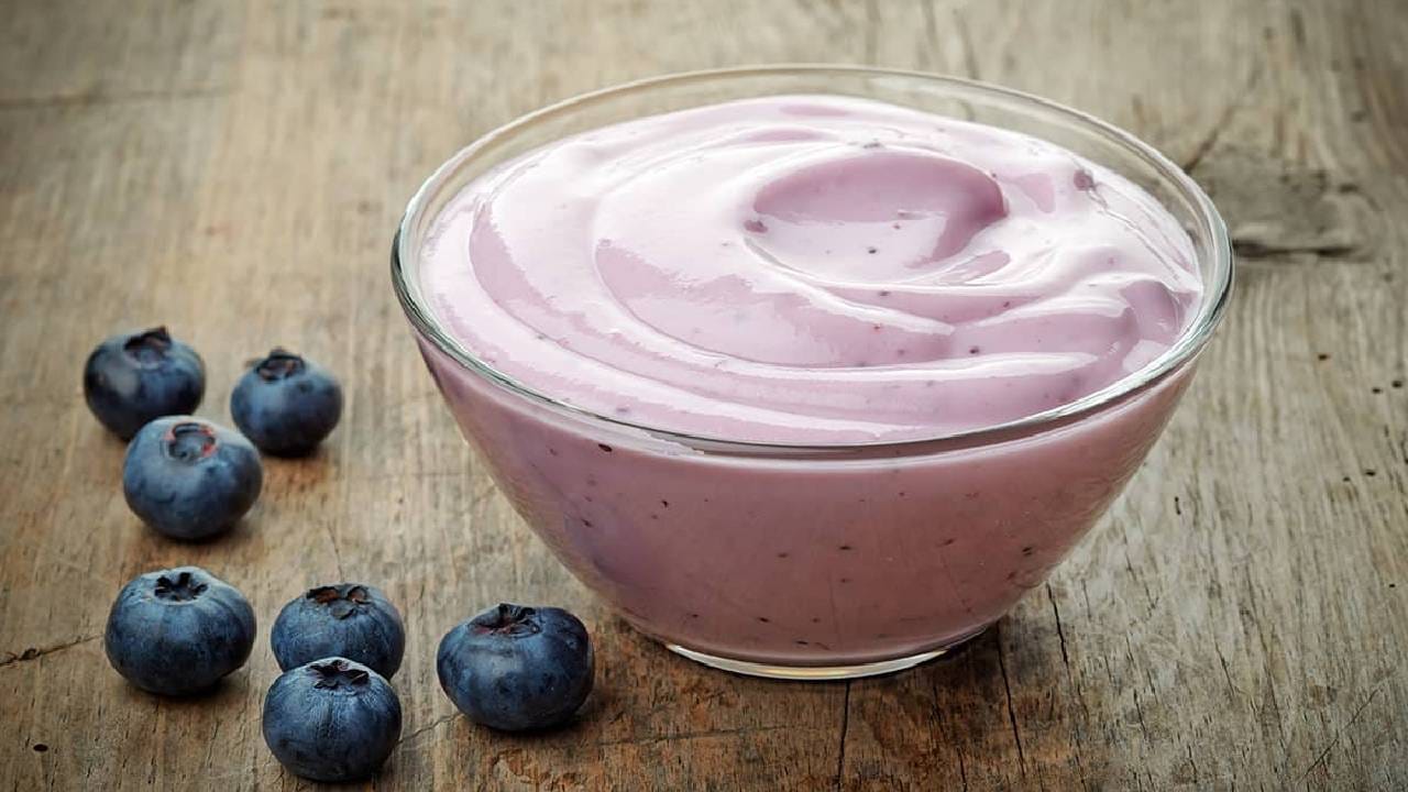 दही: दही आरोग्यासाठी चांगले असते पण दही नाश्त्यामध्ये खाऊ नये. ते हवं तर दुपारच्या जेवणात असलं तरीही चालेल पण नाश्ता म्हणून दह्याची निवड करू नका. दह्यामध्ये साखर असते आणि दही फ्लेवर्ड सुद्धा असतं त्यामुळे ते आरोग्यासाठी नाश्त्यात पौष्टिक नसतं. 