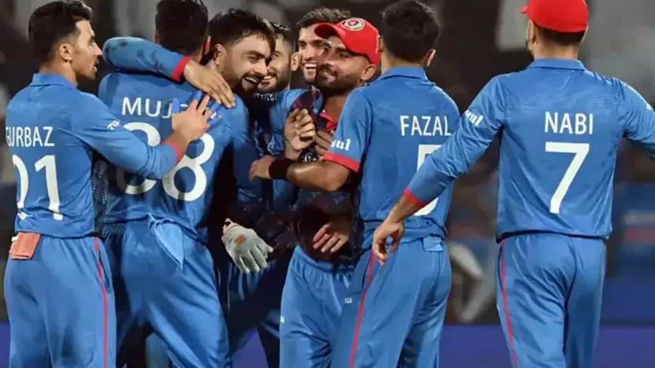 वनडे वर्ल्डकप स्पर्धेत अफगाणिस्तानने जबरदस्त कामगिरीचं प्रदर्शन केलं आहे. इंग्लंड आणि पाकिस्तान सारख्या दोन दिग्गज संघांना पराभूत केलं आहे. वनडे वर्ल्डकप स्पर्धेत पाकिस्तानला पराभूत करण्याची अफगाणिस्तनची ही पहिलीच वेळ आहे.