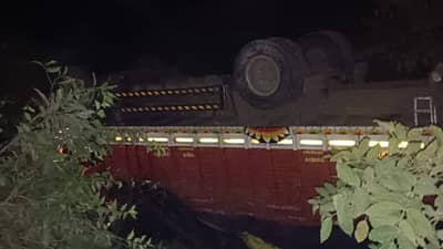 Pune News | महामार्गावर एसटी- ट्रकचा भीषण अपघात, दोन्ही वाहने समोरासमोर