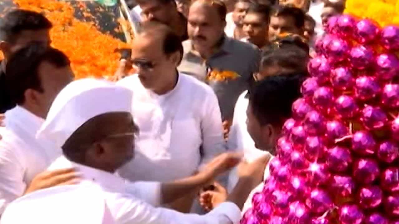 राज्याचे उपमुख्यमंत्री अजित पवार मागच्या काही दिवसांपासून नाराज असल्याची चर्चा राजकीय वर्तुळात होती. त्यानंतर अजित पवार पुन्हा अॅक्टिव्ह मोडमध्ये आल्याचं पाहायला मिळतंय.