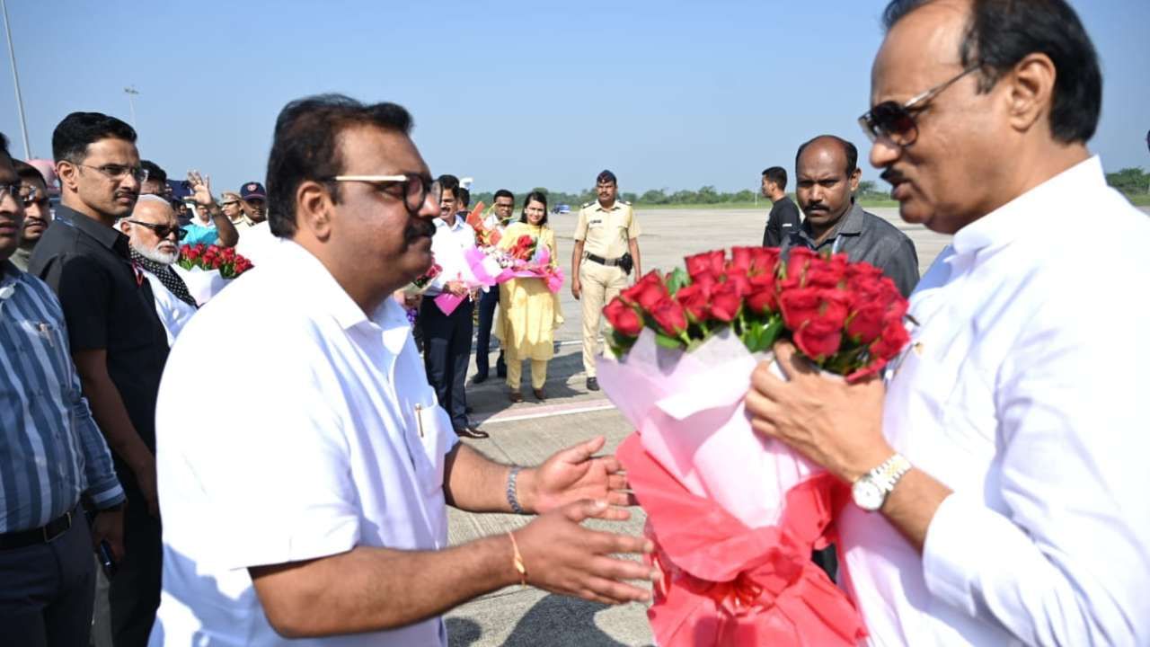 मंत्री छगन भुजबळ आणि माजी खासदार समीर भुजबळ यांनी पुष्पगुच्छ देत ओझर विमानतळावर स्वागत केलं.