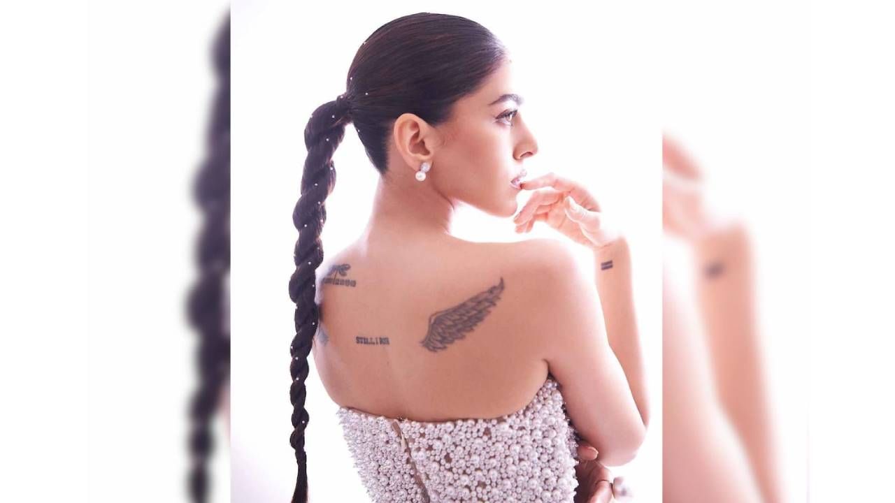 बॅकलेस ड्रेसमध्ये अलायाने पाठीवर बनवलेले टॅटूही दाखवले आहेत. तिच्या पाठीवर एकूण ३ टॅटू आहेत. एक पक्ष्याचा पंख, फुलपाखरू आणि मध्ये काहीतरी लिहिलेलं आहे.