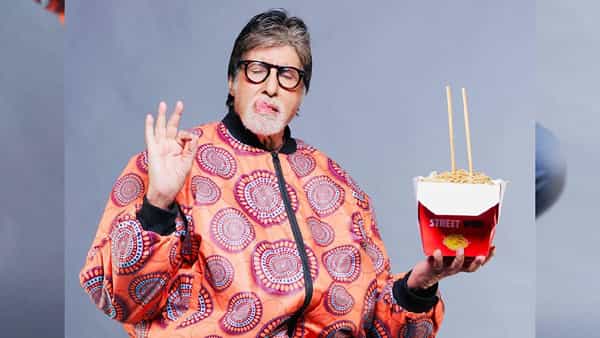 अमिताभ बच्चन जरा हटके स्टाईल करताना दिसतात. त्यांचं असं ट्रेंडी आऊटफिट परिधान करणं आजही तरुणाईला भूरळ घातलं.