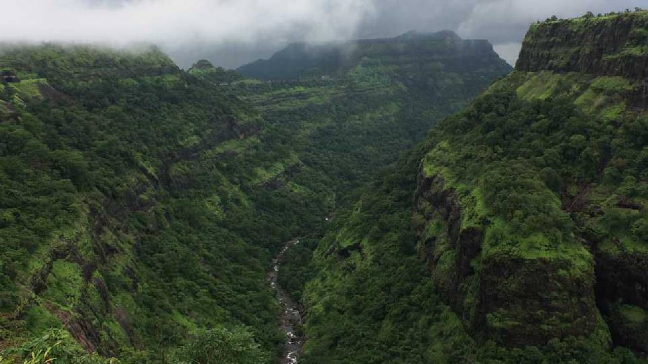 मुंबई पुणे प्रवासात बोरघाटातून सह्याद्रीच्या रांगा पार करत लोणावळाकडे जाताना निसर्गाचा आनंद मिळत असतो. ऐतिहासिक आणि भौगोलिक पार्श्वभूमी असलेल्या खंडाळा घाटमाथ्यावर श्री वाघजाई देवीचे मंदिर प्रसिद्ध आहे. 