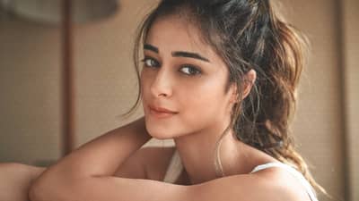 Ananya Panday | अनन्या पांडे हिचा टॅक्सीने प्रवास, पापाराझी यांना बघताच अभिनेत्रीने...