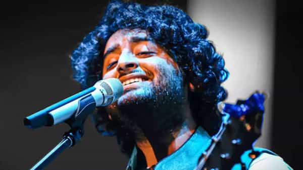 अरिजीत सिंह याची सोशल मीडियावर जबरदस्त अशी फॅन फाॅलोइंग ही बघायला मिळते. अरिजीत सिंह हा सध्या सलमान खान याच्यासोबत असलेल्या वादामुळे चर्चेत आहे.