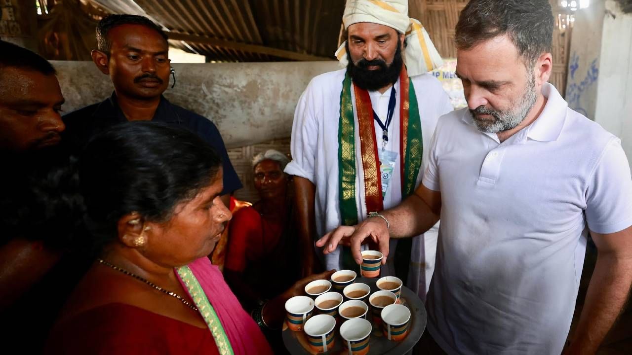 तेलंगणातील एका छोट्या दुकानात थांबत राहुल गांधी यांनी चहा घेतला. विश्रांतीसाठी चहाच्या या दुकानात थांबल्याचा आनंद झाला!, असं राहुल गांधी यावेळी म्हणाले. 