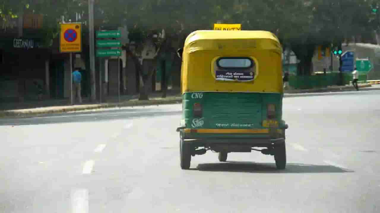 Auto Driver | आता काय म्हणावे या नशीबाला, कंपनीचा मोठा अधिकारी झाला ऑटो ड्रायव्हर