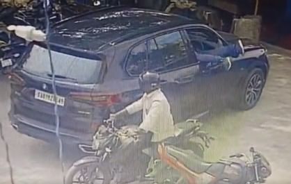 Video | अवघ्या 50 सेंकदात BMW ची काच तोडली, भरदिवसा 14 लाखांची रोकड लंपास, पाहा CCTV फुटेज