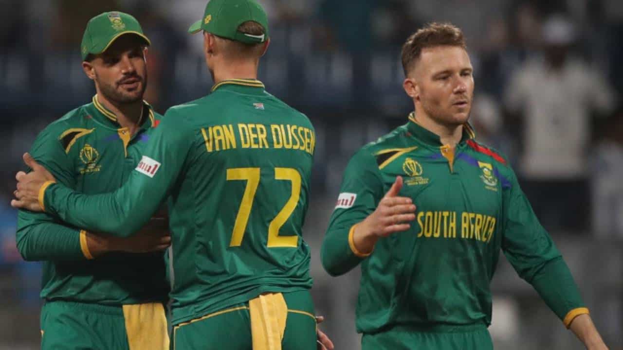 वनडे वर्ल्डकप स्पर्धेत दक्षिण अफ्रिकेने नाणेफेकीचा कौल जिंकत प्रथम फलंदाजी केली. 50 षटकात 5 गडी गमवून 382 धावा केल्या. विजयासाठी दिलेल्या धावांचा पाठलाग करताना बांगलादेशचा संघ 233 धावांवर ऑलआउट झाला.
