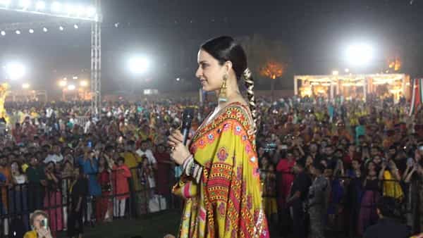 नवरात्रोत्सवानिमित्त ठिकठिकाणी गरब्याचं आयोजन केलं जात आहे. या कार्यक्रमांना सेलिब्रिटी हजेरी लावत असतात. अशाच एका कार्यक्रमात कंगना रनौतने हजेरी लावली.