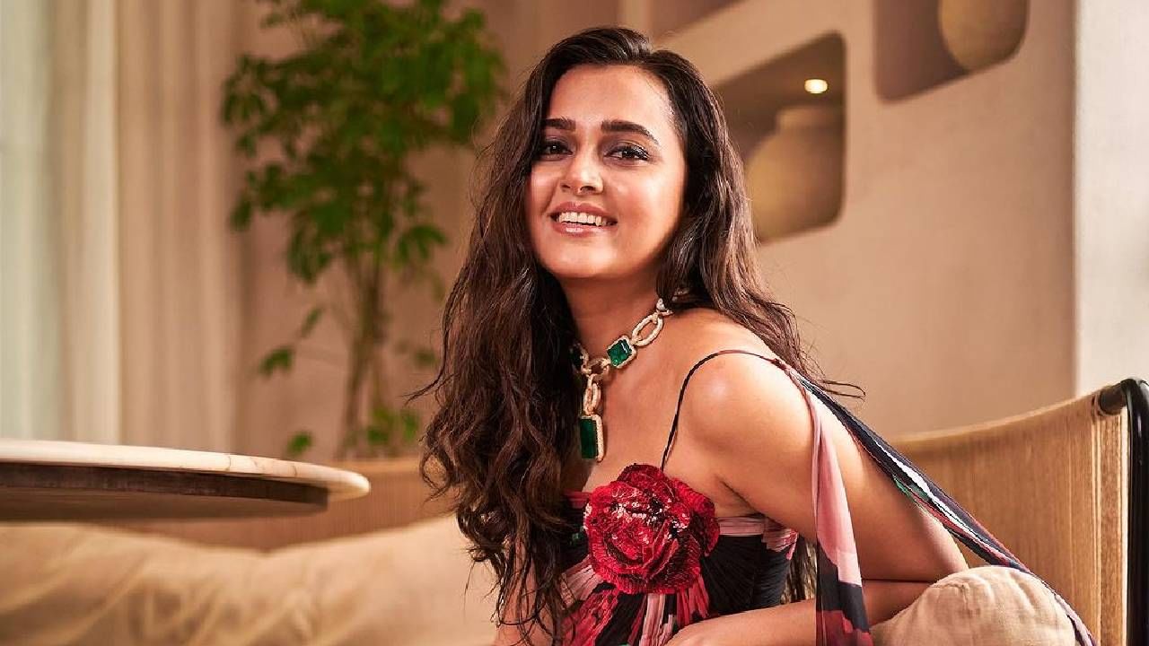 अभिनेत्री तेजस्वी प्रकाश ही सोशल मीडियावर प्रचंड अॅक्टिव्ह आहे. ती वेगवेगळे फोटो शेअर करत असते.