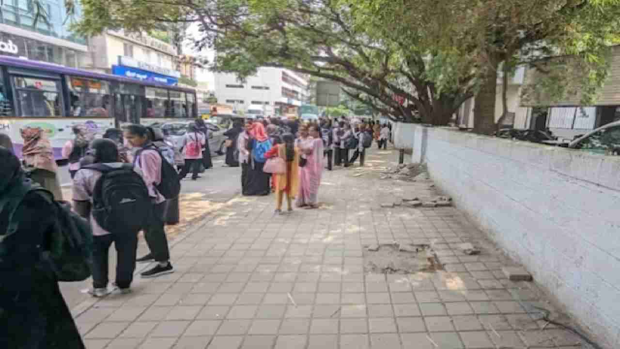 Bus stop stolen | असं ऐकलय का? भारतातल्या एका शहरात अख्खा बस स्टॉप चोरला, किंमत वाचून विस्फारतील डोळे