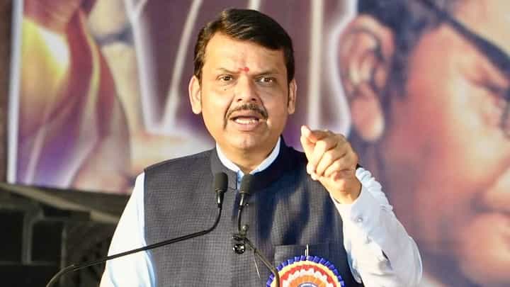 संजय राऊत यांची मानसिकता विकृत, देवेंद्र फडणवीस नेमकं काय म्हणाले? संजय राऊत यांची मानसिकता विकृत, देवेंद्र फडणवीस नेमकं काय म्हणाले?