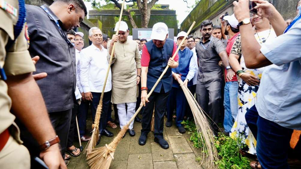 गडकिल्ले स्वच्छ झाले पाहिजेत ही सरकारची भूमिका आहे. त्यासाठी हा स्वच्छता उपक्रम आम्ही राबवत आहोत. या अभियानातून अनेक गडकिल्ले स्वच्छ होतील, असंही फडणवीस म्हणाले. 