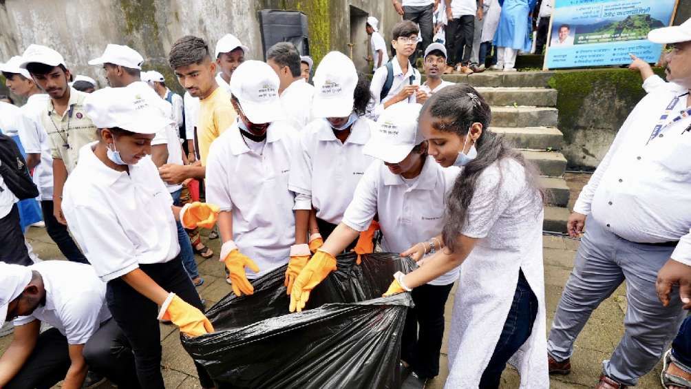 हातात झाडू घेत देवेंद्र फडणवीस यांनी शिवडी किल्ल्यावर स्वच्छता मोहिम केली. यावेळी तरूणाई त्यांच्यासोबत सहभागी झाली होती.  