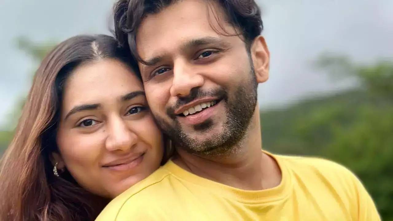 आता नुकताच दिशा परमार हिने एक फोटो सोशल मीडियावर शेअर केलाय. या फोटोमध्ये दिशा परमार ही खूप जास्त फिट दिसतंय. इतकेच नाही तर तिने 17 दिवसांमध्ये वजनही कमी केले. 