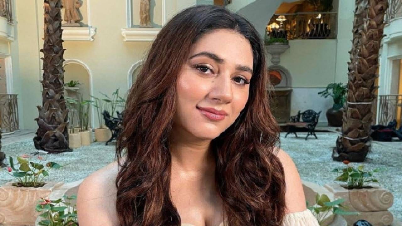 दिशा परमार हिने नेमका कोणता डाएट फाॅलो केला हे जाणून घेण्यास चाहते इच्छुक आहेत. दिशा परमार ही सोशल मीडियावरही सक्रिय दिसतंय. 