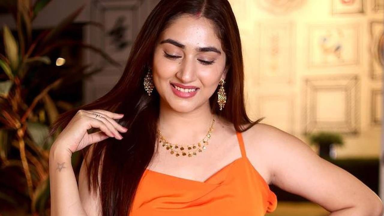 डिलीवरीच्या अवघ्या 17 दिवसांमध्ये दिशा परमार हिने आपले वाढलेले वजन कमी केल्याने सर्वचजण हैराण झाल्याचे बघायला मिळतंय. दिशा परमार हिचा हा फोटो पाहून सर्वांना धक्का बसला. 