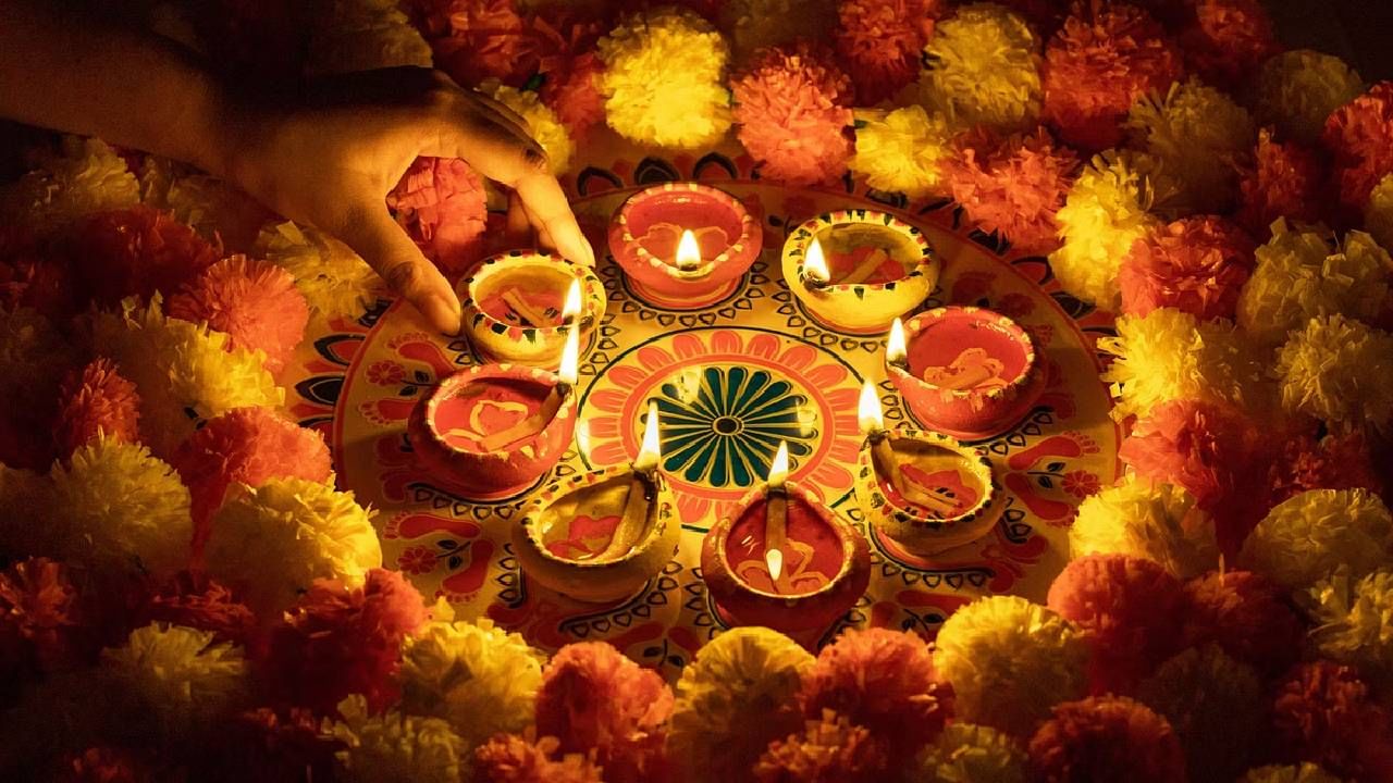 Diwali 2023 : ग्रहदोषामुळे प्रगती थांबली आहे? दिवाळीत अवश्य लावा मातीची पणती Diwali 2023 : ग्रहदोषामुळे प्रगती थांबली आहे? दिवाळीत अवश्य लावा मातीची पणती