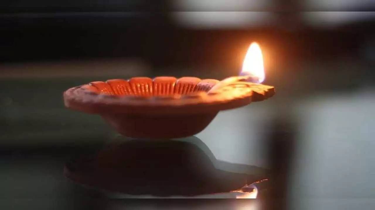 Vastu Tips देवाजवळ दिवा का लावतात? दिव्याचे हे उपाय आहेत अत्यंत