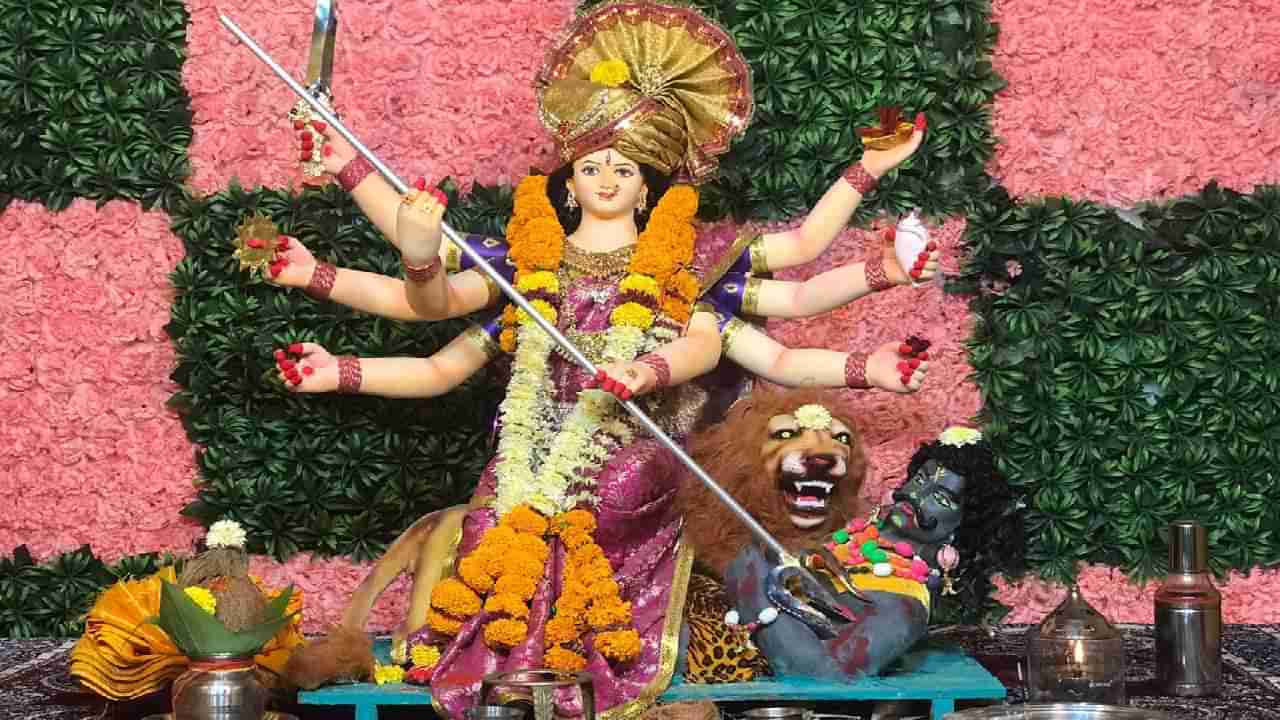 Navratri 2023 : नवरात्रीत देवीसमोर ठेवलेल्या कलशातल्या नारळाचे काय करावे? या गोष्टी ठेवा ध्यानात