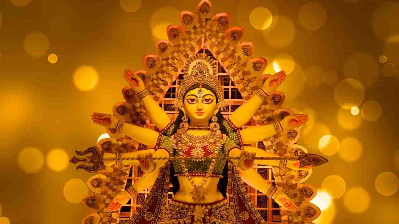 Navratri 2023 : दुर्गा मातेच्या हातात का असते त्रिशुळ? असे आहे शस्त्र आणि शास्त्राचे महत्त्व