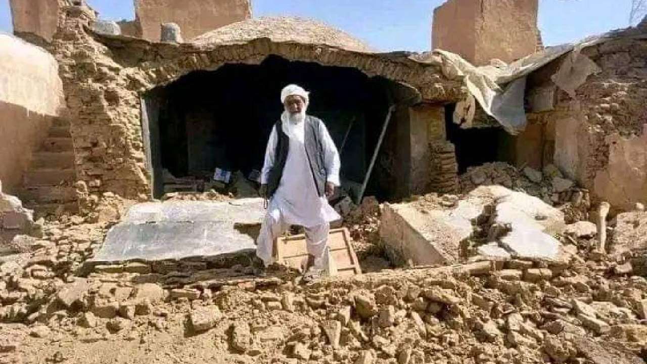 6.3 रिश्टर स्केल तीव्रतेचा भूकंपाचा धक्का अफगाणिस्तानला बसला आहे. तसंच 5.9 आणि 5.5 रिश्टर स्केल तीव्रतेचा भूकंपही या ठिकाणी झाला आहे. 