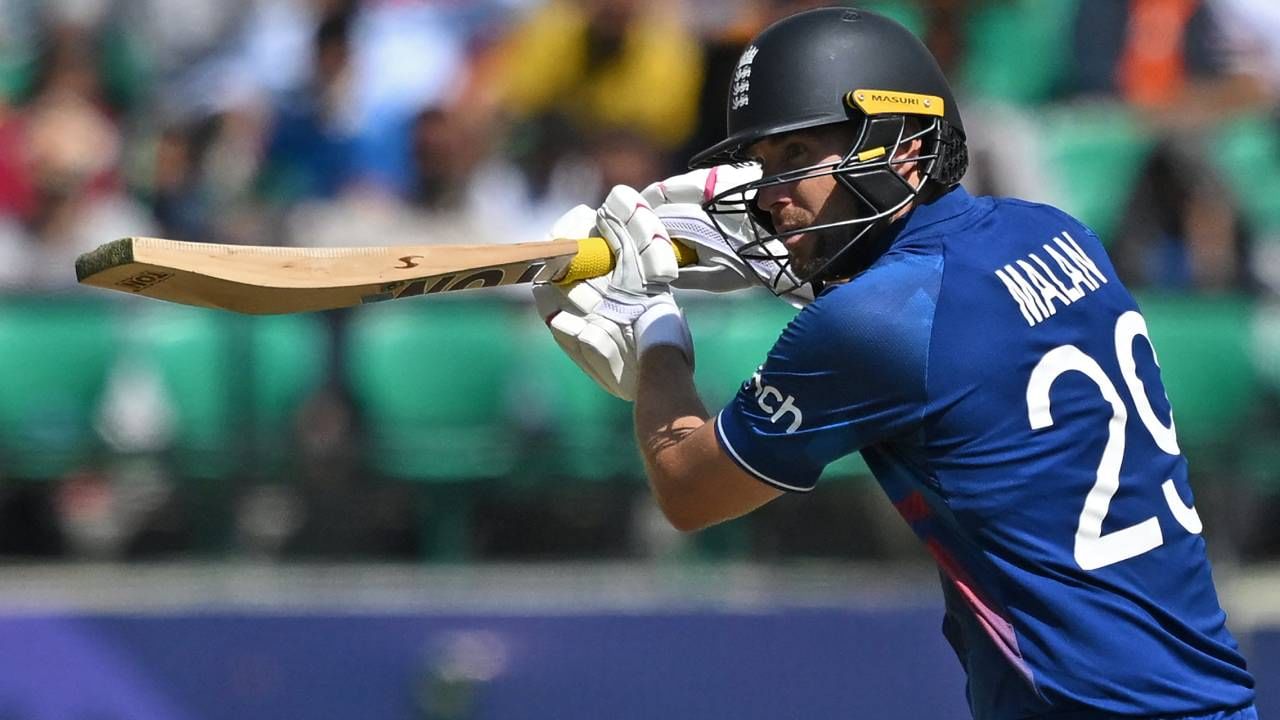 इंग्लंडचा आक्रमक फलंदाज डेविड मलान याने 91 चेंडूत शतक पूर्ण केलं. धर्मशाळा मैदानावर वर्ल्डकपमधील सर्वात वेगवान शतक आहे. 