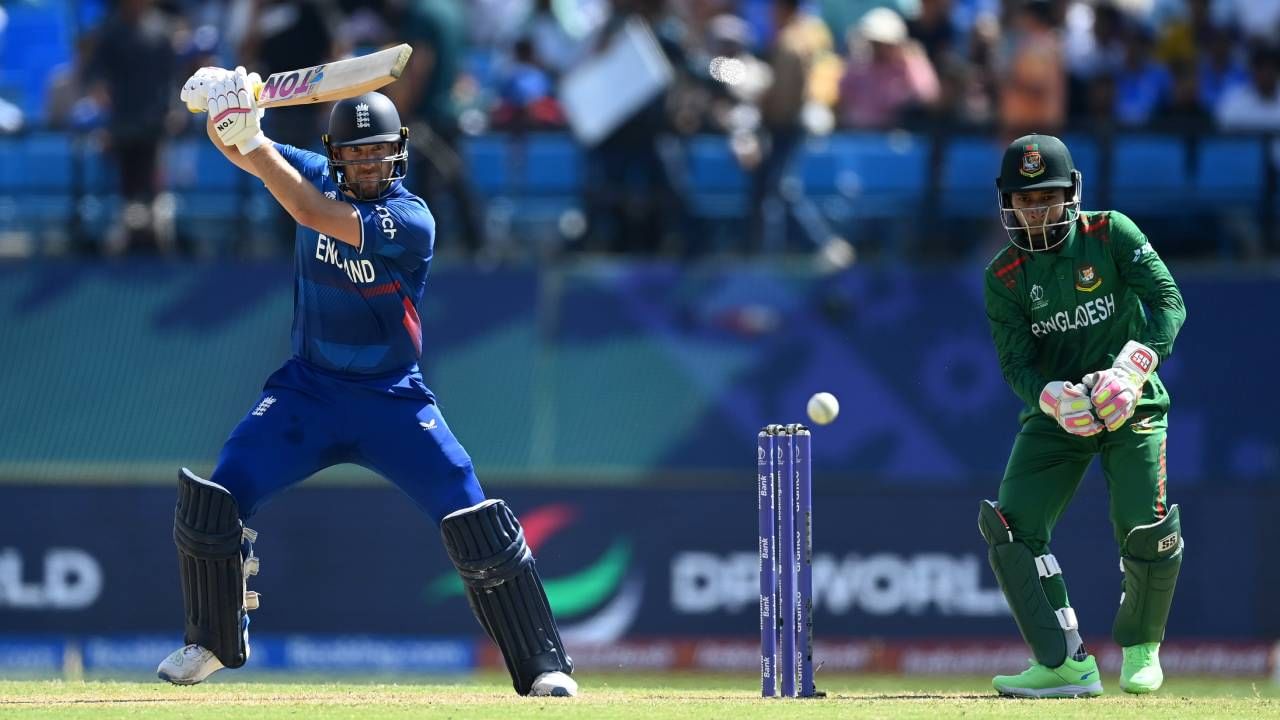 मलान याने जॉनी बेयरस्टो यांच्या एका वर्षात सर्वाधिक शतकं करण्याच्या विक्रमाची बरोबरी केली आहे. मलानने 2023 या वर्षात 4 शतकं केली आहेत. तर बेयरस्टोने 2018 मध्ये अशीच कमागिरी केली होती. 